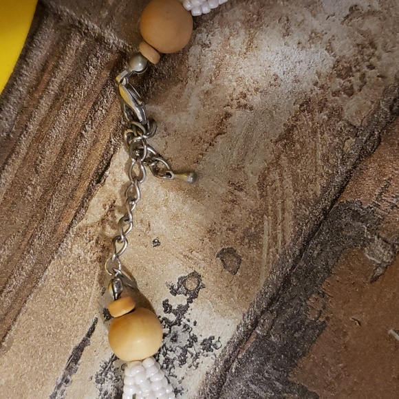 Beautiful Pre-loved Vintage Shell & Beads Necklace - Picture 5 of 8